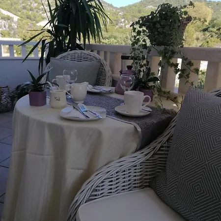 Iris * Hvar Town